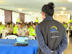 Con el objetivo de fortalecer la coordinación interinstitucional y garantizar un proceso electoral seguro, la Delegación Provincial Electoral de Chimborazo desarrolló jornadas de capacitación dirigidas al personal policial, en el marco de los preparativos para el Referéndum y Consulta Popular 2025.