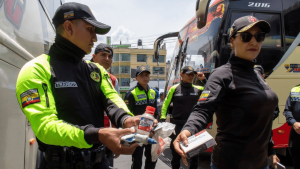 Durante el reciente feriado nacional, Riobamba tuvo amplio despliegue de control y prevención en materia de tránsito. El operativo, coordinado por la Dirección de Movilidad del Municipio, mantuvo la seguridad vial, el orden vehicular y una circulación fluida en los accesos a la ciudad y en los principales puntos de afluencia turística y comercial.