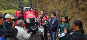 El Ministerio de Agricultura, Ganadería y Pesca (MAGP) entregó un tractor y 14 títulos de propiedad de tierras a productores de la parroquia Juan de Velasco, en el cantón Colta, con el propósito de fortalecer la mecanización agrícola y apoyar el desarrollo productivo de esta zona rural.