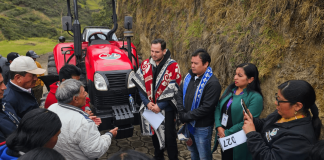 El Ministerio de Agricultura, Ganadería y Pesca (MAGP) entregó un tractor y 14 títulos de propiedad de tierras a productores de la parroquia Juan de Velasco, en el cantón Colta, con el propósito de fortalecer la mecanización agrícola y apoyar el desarrollo productivo de esta zona rural.