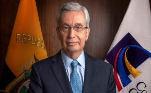 El presidente Daniel Noboa oficializó el nombramiento del exjuez de la Corte Constitucional (CC) Enrique Herrería como secretario general jurídico de la Presidencia. El cambio se produce tras la salida de Stalin Andino, a quien el mandatario agradeció por su labor en la conducción jurídica del Ejecutivo y su aporte a las decisiones estratégicas del régimen.