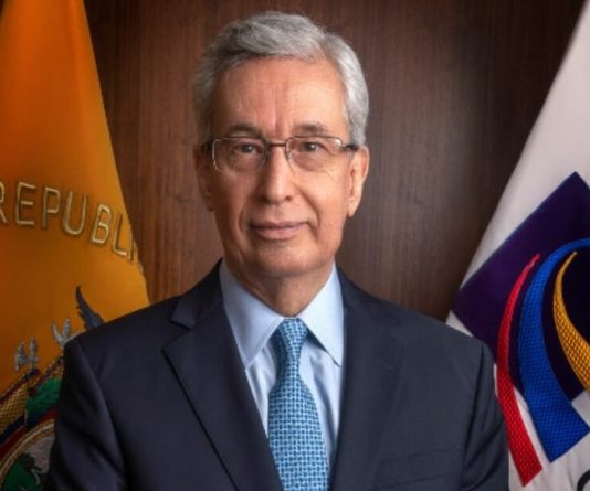 El presidente Daniel Noboa oficializó el nombramiento del exjuez de la Corte Constitucional (CC) Enrique Herrería como secretario general jurídico de la Presidencia. El cambio se produce tras la salida de Stalin Andino, a quien el mandatario agradeció por su labor en la conducción jurídica del Ejecutivo y su aporte a las decisiones estratégicas del régimen.