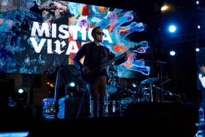 El Riobamba Rock Fest congregó a cientos de asistentes que se dieron cita para disfrutar de una jornada cargada de música, energía y convivencia familiar. El espectáculo, que se desarrolló en un ambiente seguro y festivo, reunió a fanáticos del rock de todas las edades, quienes respondieron con entusiasmo a cada presentación.