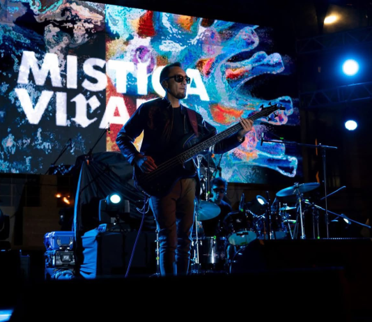 El Riobamba Rock Fest congregó a cientos de asistentes que se dieron cita para disfrutar de una jornada cargada de música, energía y convivencia familiar. El espectáculo, que se desarrolló en un ambiente seguro y festivo, reunió a fanáticos del rock de todas las edades, quienes respondieron con entusiasmo a cada presentación.