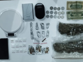 Una vivienda del norte de Riobamba se convirtió en el escenario de un operativo que dejó al descubierto el presunto almacenamiento y microtráfico de drogas. En el lugar, la Policía Nacional y la Fiscalía hallaron cocaína, anfetamina y marihuana listas para su distribución. La mujer sospechosa de manejar el punto de acopio fue detenida y enfrenta prisión preventiva mientras avanza la investigación.