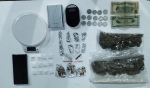 Una vivienda del norte de Riobamba se convirtió en el escenario de un operativo que dejó al descubierto el presunto almacenamiento y microtráfico de drogas. En el lugar, la Policía Nacional y la Fiscalía hallaron cocaína, anfetamina y marihuana listas para su distribución. La mujer sospechosa de manejar el punto de acopio fue detenida y enfrenta prisión preventiva mientras avanza la investigación.