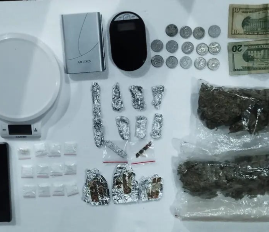 Una vivienda del norte de Riobamba se convirtió en el escenario de un operativo que dejó al descubierto el presunto almacenamiento y microtráfico de drogas. En el lugar, la Policía Nacional y la Fiscalía hallaron cocaína, anfetamina y marihuana listas para su distribución. La mujer sospechosa de manejar el punto de acopio fue detenida y enfrenta prisión preventiva mientras avanza la investigación.