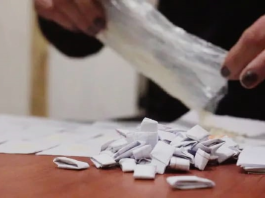 Una audiencia cargada de evidencias y argumentos jurídicos terminó por definir el rumbo del caso que involucra a Byron A., quien ahora deberá enfrentar un juicio penal por presunto tráfico ilícito de drogas en alta escala. La decisión fue adoptada por el Juez de Garantías Penales, luego de acoger el dictamen acusatorio presentado por la Fiscalía General del Estado.