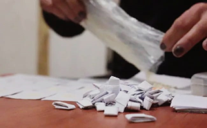 Una audiencia cargada de evidencias y argumentos jurídicos terminó por definir el rumbo del caso que involucra a Byron A., quien ahora deberá enfrentar un juicio penal por presunto tráfico ilícito de drogas en alta escala. La decisión fue adoptada por el Juez de Garantías Penales, luego de acoger el dictamen acusatorio presentado por la Fiscalía General del Estado.