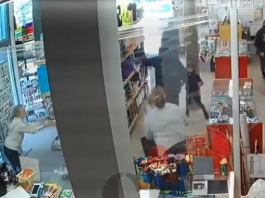 Un asalto a mano armada se registró en una librería ubicada en el sector de las calles 9 de octubre y Juan Félix Proaño, en Riobamba, el pasado 27 de noviembre alrededor de las 20H00. El hecho ocurrió mientras la encargada del local atendía normalmente, cuando sujetos desconocidos ingresaron al establecimiento portando armas de fuego.