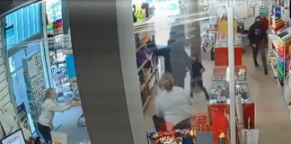 Un asalto a mano armada se registró en una librería ubicada en el sector de las calles 9 de octubre y Juan Félix Proaño, en Riobamba, el pasado 27 de noviembre alrededor de las 20H00. El hecho ocurrió mientras la encargada del local atendía normalmente, cuando sujetos desconocidos ingresaron al establecimiento portando armas de fuego.