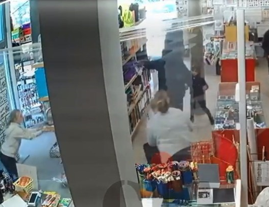 Un asalto a mano armada se registró en una librería ubicada en el sector de las calles 9 de octubre y Juan Félix Proaño, en Riobamba, el pasado 27 de noviembre alrededor de las 20H00. El hecho ocurrió mientras la encargada del local atendía normalmente, cuando sujetos desconocidos ingresaron al establecimiento portando armas de fuego.