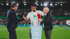 Jeremy Arévalo del Racing de Santander fue elegido como el mejor jugador del mes de octubre en la Segunda División de España, reconocimiento que consolida su momento deportivo siendo una de las grandes revelaciones del torneo.