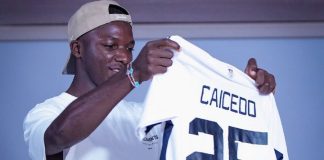 Moisés Caicedo perdió una apuesta por la eliminación de Liga Ni el brillo de la Premier League ni la distancia desde Londres lograron apartar a Moisés Caicedo de su amor por el fútbol ecuatoriano. El mediocampista del Chelsea, uno de los mejores del mundo en su posición, volvió a demostrar su cercanía con Liga Deportiva Universitaria de Quito, el club de sus amores.