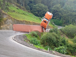 Un tráiler de carga pesada se volcó la mañana del 3 de noviembre en el sector Casual, cantón Alausí, bloqueando totalmente la vía hacia Cuenca. El siniestro ocurrió cerca de las 07h00, cuando el vehículo perdió estabilidad en una curva cerrada y terminó atravesado sobre ambos carriles.