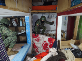 La Brigada de Caballería Blindada ejecutó operativos simultáneos en los centros de rehabilitación social de Riobamba, Alausí y Guaranda, como parte de las acciones para reforzar el control interno y prevenir el ingreso de objetos prohibidos en las cárceles del país. 