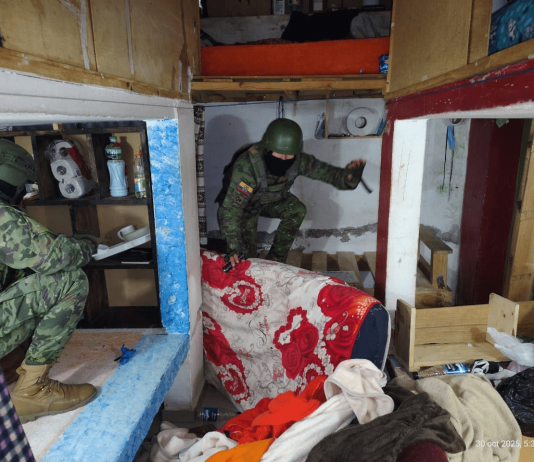 La Brigada de Caballería Blindada ejecutó operativos simultáneos en los centros de rehabilitación social de Riobamba, Alausí y Guaranda, como parte de las acciones para reforzar el control interno y prevenir el ingreso de objetos prohibidos en las cárceles del país. 