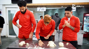 Liga Deportiva Universitaria tomó una pausa distinta fuera de los entrenamientos y las estrategias de pizarra, los jugadores del equipo capitalino se activaron en la cocina para rendir homenaje a una de las tradiciones propias del Ecuador, la elaboración de las guaguas de pan y la degustación de la colada morada por el Día de los Difuntos.