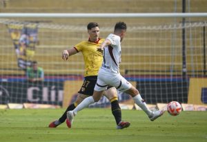 El 2-2 final en el Monumental fue un partido con ritmo, con goles y con disputa digna de un choque por cupos internacionales. Sin embargo, al cierre de la jornada, es evidente que el resultado termina beneficiando más al conjunto albo, que mantiene su posición de privilegio en la pugna por el segundo lugar del hexagonal y da un paso sutil hacia la clasificación a fase de grupos de la Copa Libertadores.