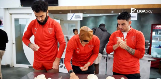 Liga Deportiva Universitaria tomó una pausa distinta fuera de los entrenamientos y las estrategias de pizarra, los jugadores del equipo capitalino se activaron en la cocina para rendir homenaje a una de las tradiciones propias del Ecuador, la elaboración de las guaguas de pan y la degustación de la colada morada por el Día de los Difuntos.