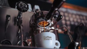 Este diciembre, Quito se llena de aroma a café con el Coffee Show 2025, una experiencia de tres días que celebrará las fiestas de la capital con música, comedia y café de especialidad. El evento se realizará del 5 al 7 de diciembre, de 10:00 a 23:00 en el Quorum Paseo San Francisco, y reunirá a los protagonistas del creciente movimiento cafetero del país.