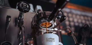 Este diciembre, Quito se llena de aroma a café con el Coffee Show 2025, una experiencia de tres días que celebrará las fiestas de la capital con música, comedia y café de especialidad. El evento se realizará del 5 al 7 de diciembre, de 10:00 a 23:00 en el Quorum Paseo San Francisco, y reunirá a los protagonistas del creciente movimiento cafetero del país.