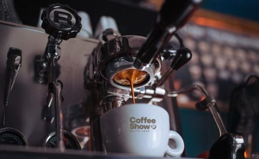 Este diciembre, Quito se llena de aroma a café con el Coffee Show 2025, una experiencia de tres días que celebrará las fiestas de la capital con música, comedia y café de especialidad. El evento se realizará del 5 al 7 de diciembre, de 10:00 a 23:00 en el Quorum Paseo San Francisco, y reunirá a los protagonistas del creciente movimiento cafetero del país.