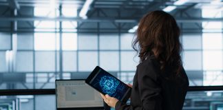 Según el informe PwC AI Jobs Barometer 2025, las compañías en industrias altamente expuestas a inteligencia artificial han logrado aumentar hasta tres veces el ingreso por empleado respecto a sectores con menor adopción de IA, mientras que los trabajadores con habilidades en IA obtuvieron una prima salarial promedio del 56%. Este panorama demuestra que la IA ya no es una promesa lejana, sino una palanca tangible de productividad y valor agregado para empresas globales.