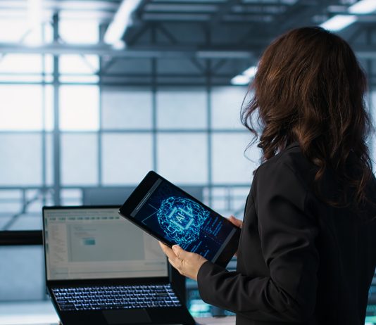 Según el informe PwC AI Jobs Barometer 2025, las compañías en industrias altamente expuestas a inteligencia artificial han logrado aumentar hasta tres veces el ingreso por empleado respecto a sectores con menor adopción de IA, mientras que los trabajadores con habilidades en IA obtuvieron una prima salarial promedio del 56%. Este panorama demuestra que la IA ya no es una promesa lejana, sino una palanca tangible de productividad y valor agregado para empresas globales.