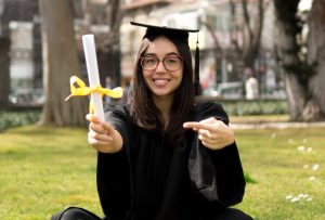 En Ecuador, muchas personas tienen el sueño de estudiar una carrera profesional, pero a veces se sienten limitados porque no pueden dejar su empleo, mudarse de ciudad o asumir los costos de matrícula. Para ellos, la opción de estudiar un pregrado virtual es una solución.