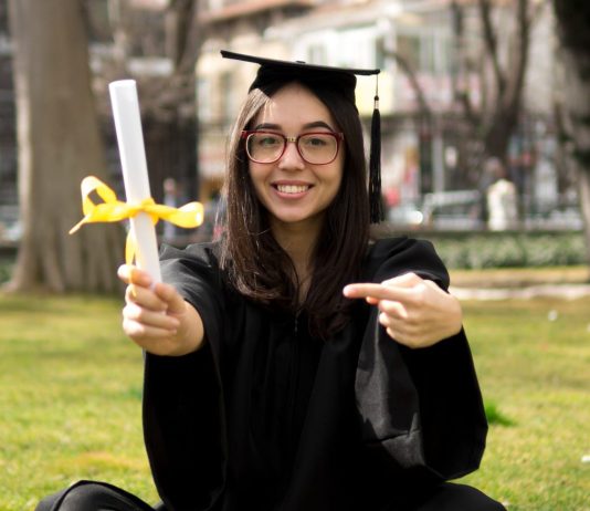 En Ecuador, muchas personas tienen el sueño de estudiar una carrera profesional, pero a veces se sienten limitados porque no pueden dejar su empleo, mudarse de ciudad o asumir los costos de matrícula. Para ellos, la opción de estudiar un pregrado virtual es una solución.