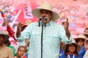 El presidente venezolano, Nicolás Maduro, lanzó este miércoles un fuerte llamado a campesinos y pescadores de su país para que estén preparados, “si hiciera falta”, para “partirle los dientes” a los Estados Unidos.