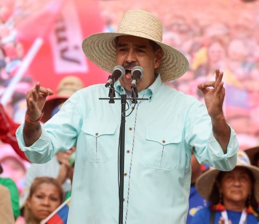 El presidente venezolano, Nicolás Maduro, lanzó este miércoles un fuerte llamado a campesinos y pescadores de su país para que estén preparados, “si hiciera falta”, para “partirle los dientes” a los Estados Unidos.