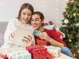 La Navidad actual transcurre entre pantallas encendidas, cables que se multiplican y dispositivos que llegan envueltos como protagonistas de la temporada. Los regalos electrónicos forman parte de la celebración y transforman los espacios con nuevas rutinas: configuraciones, accesorios, actualizaciones y aparatos que entran en escena mientras otros quedan a un lado