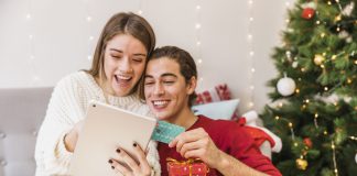 La Navidad actual transcurre entre pantallas encendidas, cables que se multiplican y dispositivos que llegan envueltos como protagonistas de la temporada. Los regalos electrónicos forman parte de la celebración y transforman los espacios con nuevas rutinas: configuraciones, accesorios, actualizaciones y aparatos que entran en escena mientras otros quedan a un lado