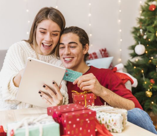 La Navidad actual transcurre entre pantallas encendidas, cables que se multiplican y dispositivos que llegan envueltos como protagonistas de la temporada. Los regalos electrónicos forman parte de la celebración y transforman los espacios con nuevas rutinas: configuraciones, accesorios, actualizaciones y aparatos que entran en escena mientras otros quedan a un lado