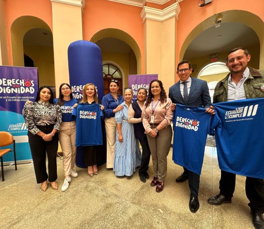 El Ministerio de Desarrollo Humano (MDH), en el marco de la campaña Derechos con Dignidad 2025, activó la mañana de este lunes 15 de diciembre sus puntos de donaciones en la provincia de Tungurahua, en donde la ciudadanía podrá donar juguetes y ropa en buen estado, confites y alimentos no perecibles.