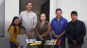 El Gobierno del presidente Daniel Noboa cumple y reafirma su compromiso de mejorar la calidad de vida de los habitantes. El Ministerio de Infraestructura y Transporte (MIT) entregó hoy 117 viviendas dignas y seguras a familias de escasos recursos de la provincia de Chimborazo, en un acto oficial liderado por el ministro Roberto Luque y autoridades locales, como parte de la política de acceso a vivienda social que mejora las condiciones de vida de hogares ecuatorianos que esperaron durante años una casa propia.