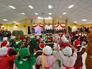 La mañana de este miércoles 17 de diciembre, en la parroquia Huambaló, del cantón Pelileo, el Ministerio de Desarrollo Humano efectuó un agasajo navideño para más de 170 niñas y niños usuarios de los servicios del desarrollo infantil en sus modalidades de atención Creciendo con Nuestros Hijos (CNH) y Centros de Desarrollo Infantil (CDI).