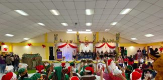 La mañana de este miércoles 17 de diciembre, en la parroquia Huambaló, del cantón Pelileo, el Ministerio de Desarrollo Humano efectuó un agasajo navideño para más de 170 niñas y niños usuarios de los servicios del desarrollo infantil en sus modalidades de atención Creciendo con Nuestros Hijos (CNH) y Centros de Desarrollo Infantil (CDI).