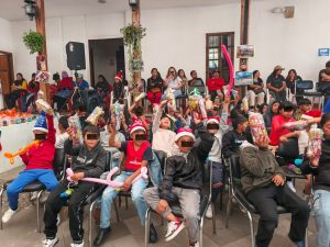 En el marco de la campaña Derechos con Dignidad, el Ministerio de Desarrollo Humano (MDH), a través de su Coordinación Zonal 3, desarrolló una colonia navideña en el sector Tamboloma, ubicado en la parroquia Pilahuin, provincia de Tungurahua. Esta actividad contó con la participación de alrededor de 30 niñas, niños y adolescentes de esta zona de la Sierra centro del país.