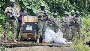 En los últimos años, la minería ilegal ha cobrado un nuevo giro en Ecuador, con un aumento significativo de la presencia de grupos armados organizados que han comenzado a tomar el control de zonas clave en las regiones mineras del país. Estos grupos, que operan principalmente en las provincias de El Oro, Azuay, y Pichincha, no solo se dedican a la extracción ilegal de minerales, sino que también se involucraron en actividades delictivas conexas, como el narcotráfico y la extorsión.