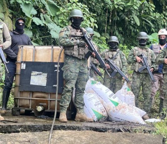 En los últimos años, la minería ilegal ha cobrado un nuevo giro en Ecuador, con un aumento significativo de la presencia de grupos armados organizados que han comenzado a tomar el control de zonas clave en las regiones mineras del país. Estos grupos, que operan principalmente en las provincias de El Oro, Azuay, y Pichincha, no solo se dedican a la extracción ilegal de minerales, sino que también se involucraron en actividades delictivas conexas, como el narcotráfico y la extorsión.