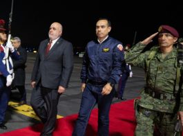 El presidente de Ecuador, Daniel Noboa, y su homólogo peruano, José Pedro Castillo, se reunieron este lunes en un encuentro histórico que busca fortalecer los lazos políticos, económicos y sociales entre ambos países. Durante la cita, se acordó la formación de un gabinete binacional, cuyo objetivo es mejorar la cooperación en temas clave como seguridad, comercio, medio ambiente, y lucha contra el crimen organizado.