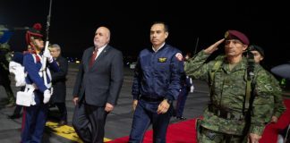 El presidente de Ecuador, Daniel Noboa, y su homólogo peruano, José Pedro Castillo, se reunieron este lunes en un encuentro histórico que busca fortalecer los lazos políticos, económicos y sociales entre ambos países. Durante la cita, se acordó la formación de un gabinete binacional, cuyo objetivo es mejorar la cooperación en temas clave como seguridad, comercio, medio ambiente, y lucha contra el crimen organizado.