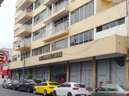 La audiencia de evaluación y preparatoria de juicio del caso Altares, prevista para este 4 de diciembre, no llegó a instalarse pese a la presencia de varios de los investigados en el auditorio de la Corte Provincial de Justicia de Chimborazo. La diligencia, considerada clave para definir la situación jurídica de nueve procesados por presunta asociación ilícita, fue suspendida sin que, hasta el cierre de esta edición, las autoridades emitieran un pronunciamiento oficial que detalle las razones de la postergación o establezca una nueva fecha para su realización.