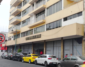 La audiencia de evaluación y preparatoria de juicio del caso Altares, prevista para este 4 de diciembre, no llegó a instalarse pese a la presencia de varios de los investigados en el auditorio de la Corte Provincial de Justicia de Chimborazo. La diligencia, considerada clave para definir la situación jurídica de nueve procesados por presunta asociación ilícita, fue suspendida sin que, hasta el cierre de esta edición, las autoridades emitieran un pronunciamiento oficial que detalle las razones de la postergación o establezca una nueva fecha para su realización.