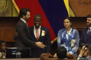 Enner Valencia regresó al país para el descanso familiar y, de paso, visitar la Asamblea Nacional, donde fue condecorado por su trayectoria con el reconocimiento legítimo y la apropiación simbólica del deporte por parte del poder político.