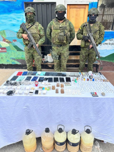 Antes de que la ciudad despierte y mientras el frío de la madrugada aún recorre los patios carcelarios, un contingente militar rodeó de manera silenciosa los centros de rehabilitación social N.º 1 y N.º 3 de Riobamba, este 5 de diciembre. Minutos después, la calma fue interrumpida por el sonido de puertas reforzadas abriéndose al paso firme de militares.