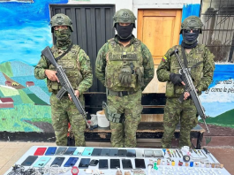 Antes de que la ciudad despierte y mientras el frío de la madrugada aún recorre los patios carcelarios, un contingente militar rodeó de manera silenciosa los centros de rehabilitación social N.º 1 y N.º 3 de Riobamba, este 5 de diciembre. Minutos después, la calma fue interrumpida por el sonido de puertas reforzadas abriéndose al paso firme de militares.